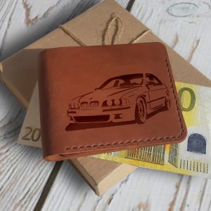 Gåvor till BMW-ägare. Personlig plånbok i läder för män med gravering av namn, initialer, monogram valfri text och bild. Handgjord läderplånbok för män