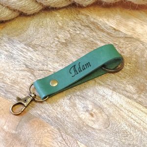 Personalisierter Schlüsselanhänger aus grünem Leder für Frauen oder Männer, handgefertigt aus hochwertigem Leder, graviert mit Namen, Initialen, Erinnerungsdatum, Liebeserklärung etc.