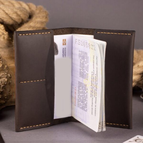Skórzany portfel etui na paszport z grawerem. Pokrowiec na dokumenty ręcznie robiony brązowy na paszport