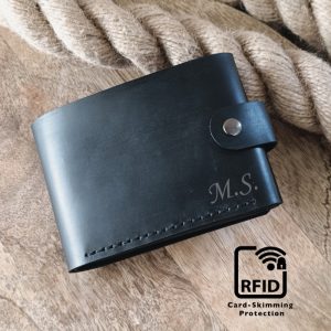 Pánská kožená peněženka RFID s gravírováním na 11 karet, s prostorem na bankovky, 2 místy na fotografie nebo průkaz totožnosti a kapsou na mince se zipem.