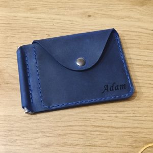 Portafoglio personalizzato con fermasoldi e tasca per monete e due tasche per carte di credito con incisione fatta a mano in vera pelle blu