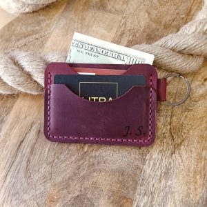 Llavero Cartera de Cuero Personalizado. Cartera fina personalizada con llavero hecho a mano de cuero burdeos con nombre grabado, iniciales, etc