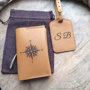Personalisiertes Geschenkset aus Kofferanhänger und Reisepasshülle handgefertigt aus hochwertigem gelben Leder mit Gravur von Namen, Initialen etc.