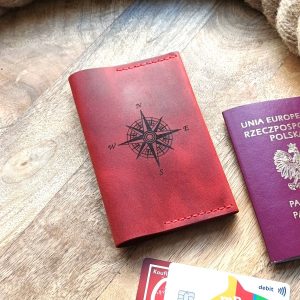 Czerwone skórzane etui na paszport. Personalizowany ręcznie wykonany futerał na paszport. Etui na paszport z grawerem imienia, inicjałów itp.  